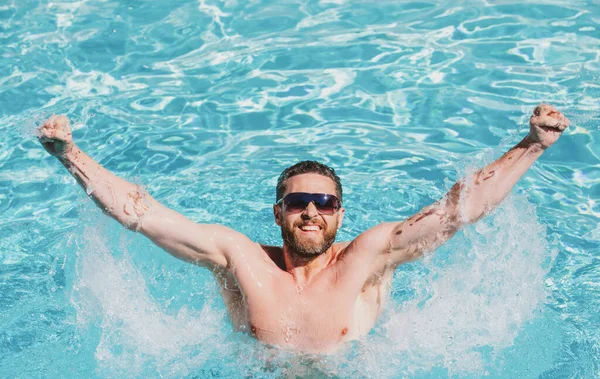 在游泳池水里的家伙游泳池温泉度假胜地。夏天的假期。夏天的男人. — 图库照片