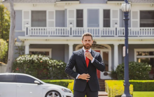 Fastigheter. Agent redo att sälja hem. Affärsman som står utanför ett modernt hus. — Stockfoto