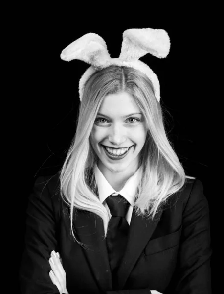 Close-up van winking bunny meisje gezicht. Blonde vrouw in konijn bunny oren. Lief mooi aantrekkelijke schattig charmante vrolijke positieve meisje in bunny oren vieren Pasen. — Stockfoto