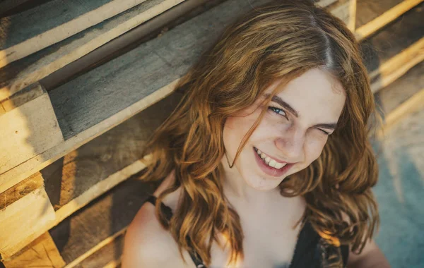 Ritratto di bella modella femminile sorridente all'aperto. Bella adolescente sorridente. — Foto Stock