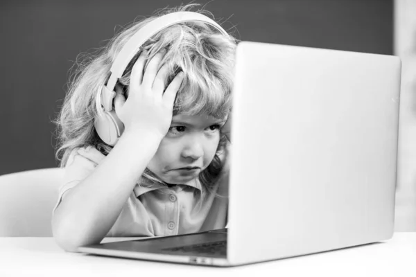 Angry sad school kid working in computer class. Little funny system administrator or programmer. — Foto Stock