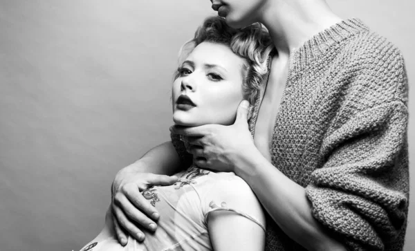 Unga passionerade par. Mode studio foto av vackra sensuella par poserar tillsammans. — Stockfoto