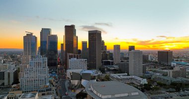 Los Angeles şehir merkezinde gökdelenleri olan panoramik bir şehir. Los Angeles şehir merkezi..
