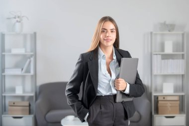 İşyerindeki genç iş kadını. Ofisteki. Resmi sekreter kadın modern ofiste proje üzerinde çalışıyor..