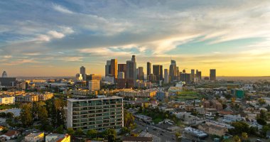 Los Angeles hava görüntüsü, İHA ile uçuyor. Los Angeles şehir merkezi silueti. Los Angels şehri.