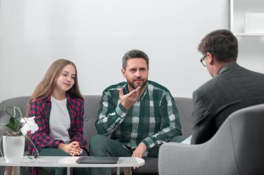 Profesyonel tavsiye, çocuklar yardım ve destek. Psikoloji terapisi, aile ruhsal sağlığı. Baba ve kızı psikoloji dersinde. Ebeveynler psikoloğa çocuk sorunlarını anlatıyor.