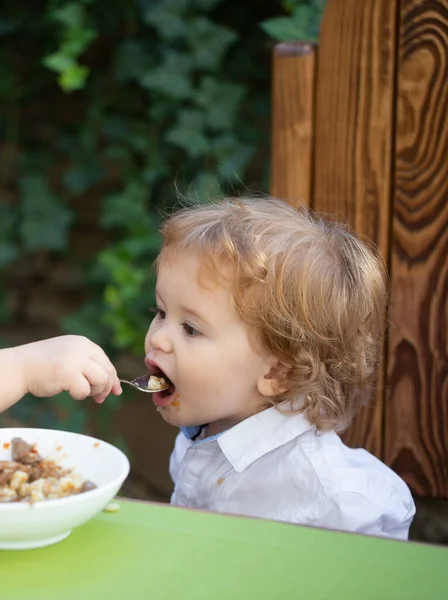 Baby eet kindervoedsel. Gezonde kinderen ontbijt. — Stockfoto