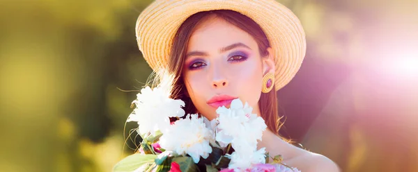 Jonge mooie sexy zorgeloze vrouw poseren op de lente achtergrond. Zomer model met bloemen in de hand buiten. Schoonheid romantisch portret van jong vrij mooi vrouw. — Stockfoto