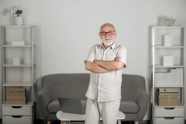Ofisteki kıdemli işadamı, emeklilik konsepti. Yaşlı adamın iş portresi. Yakışıklı üst düzey CEO..