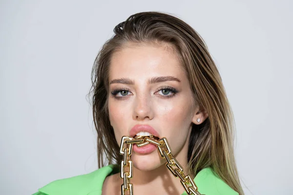 Sensuele vrouw close-up portret met gouden ketting in de mond. vrouw model likken gouden ketting, sexy gezicht. — Stockfoto