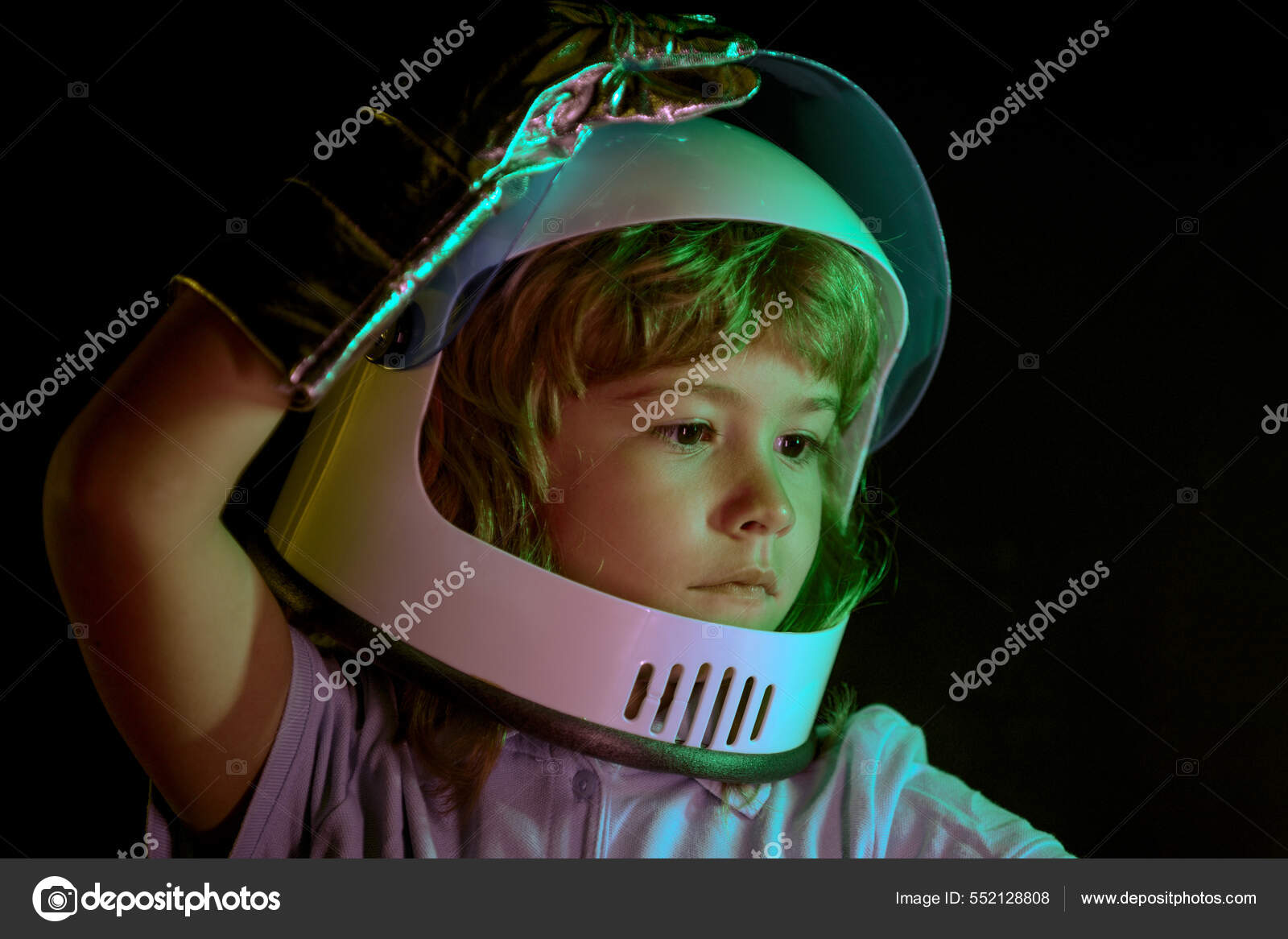 소년은 우주 헬멧을 쓴 우주인이라고 상상 합니다. 검정 색에 고립된 근접 한 아이들의 사진을 찍습니다. 모험의 상상. — 스톡 사진 ©  Tverdohlib.com #552128808, image size:1600x1166