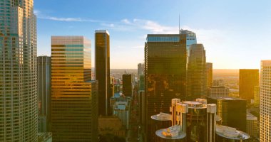 Los Angeles gökdelenleri ve gökdelenleri. Şehrin Los Angeles şehir merkezindeki iş merkezi. Gün batımı Los Angeles şehir merkezinde.