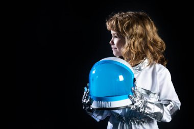 Çocuk astronot kostümü giymişti. Çocukların başarısı, lideri ve kazanan konsepti..