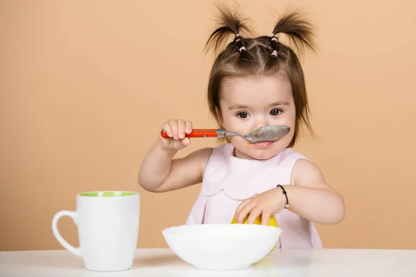 Baby eet kindervoedsel. Kleine baby die fruitpuree eet. — Stockfoto