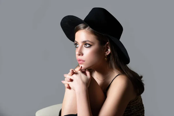 Sensual cara de mujer de moda de cerca. Retrato de belleza de una joven sexy con sombrero negro. Retrato de estilo Vogue. — Foto de Stock