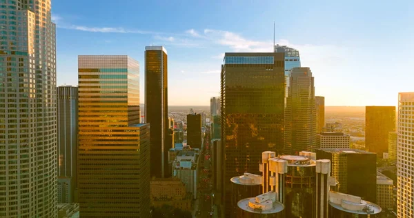 Skyline von Los Angeles und Wolkenkratzer. Innenstadt von Los Angeles Geschäftszentrum der Stadt. Sonnenuntergang über Los Angels Innenstadt. — Stockfoto