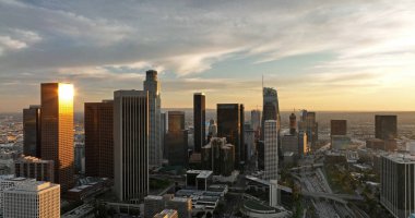 Los Angeles hava görüntüsü, İHA ile uçuyor. Los Angeles şehir merkezinde uçan bir hava aracı. Los Angeles şehir merkezinin şehir manzarası.