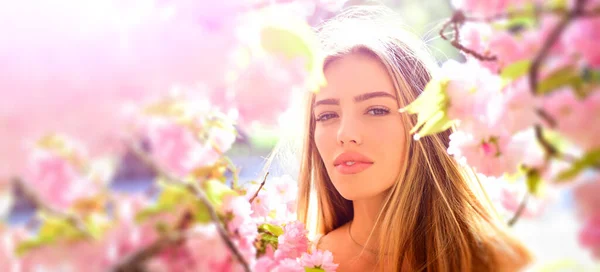 Outdoor fashion photo of beautiful young woman in flowers. Sensual girl on spring blossom background. Beauty romantic portrait of young pretty beautiful woman. — Stock Photo, Image