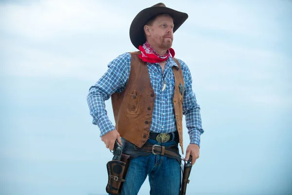 Ковбой в ковбойской шляпе. Дикий Запад, западный, человек с винтажным пистолетом. — стоковое фото