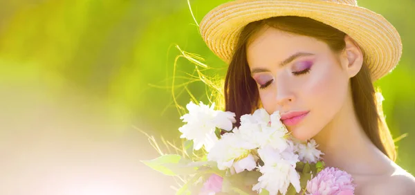 Vacker romantisk ung kvinna på våren blommor poserar pÃ ¥en blomma bakgrund. Banner för sidhuvud webbplats design, kopiera utrymme. Utomhus mode foto av vacker ung kvinna — Stockfoto