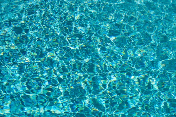 Водний фон, хвилясті хвилі. Блакитний плавальний басейн. Поверхня моря. Вода в басейні з відбиттям сонця. Прапор з пробілом для копіювання . — стокове фото