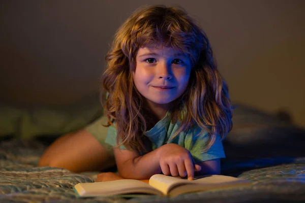Livro de leitura infantil. Criança sonhando ler histórias de dormir, história de fadas ou conto de fadas. — Fotografia de Stock
