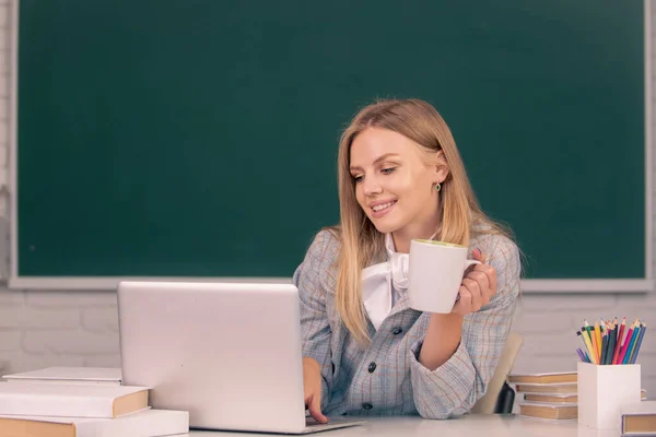 여학생 이 고등학교나 대학에서 수업 시간에 커피나 차를 마시는 모습. — 스톡 사진