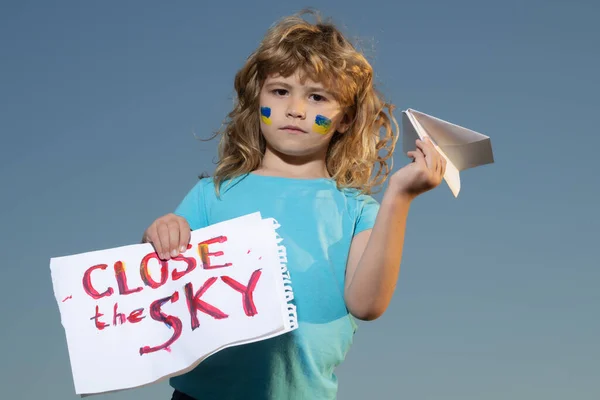 Sluit de lucht boven Oekraïne banner. Geen vliegzone boven Oekraïne. Bespaar Oekraïense kinderen. — Stockfoto