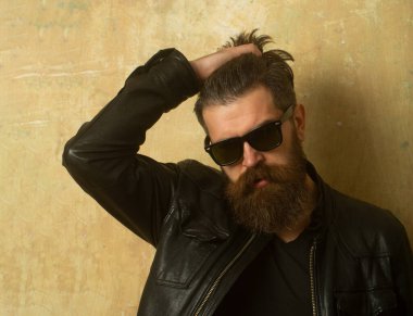 Acımasız bir adam, yakışıklı, ciddi bir erkek model. Sakallı hippi..