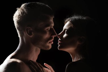 Romantik bir randevu. Birbirlerini kucaklayan, kucaklayan, romantizm ve şefkat dolu genç bir çiftin yakın yüzü..