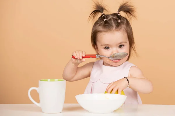 Nourriture pour bébé, bébés mangeant. Enfant mangeant des aliments sains avec une cuillère au studio, isolé. Visage drôle d'enfants. — Photo