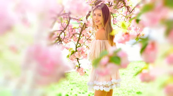 美丽的女人享受春天，漂亮的女孩在户外放松，捧着花。花园里性感女人的画像。首页网页设计横幅，复制空间. — 图库照片