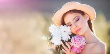 Güzel Bahar Genç Kadını Doğanın tadını çıkarıyor. Yeşil Çimenli Kız. Spring Meadow 'da. Güzel bayan. Yakından Kadın Surat. Başlık web sitesi tasarımı için pankart, kopyalama alanı.