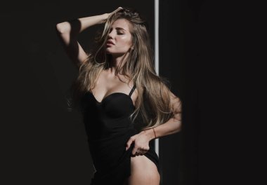 Moda mankeni, zarif kızın siyah modası. Modaya uygun. Güzel bir kadın modelin romantik portresi. Çekici bir zarafet ve baştan çıkarıcı bir görünüş..