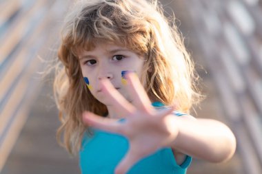 Ukraynalı çocukları koru. Füzeleri ve bombaları olan askeri uçaklar. Küçük Ukraynalı vatansever.