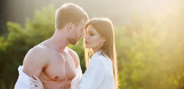 Casal apaixonado, amantes sensuais abraçando e abraçando. — Fotografia de Stock