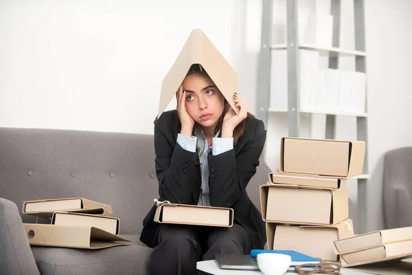Smutná sekretářka se složkou na hlavě, vystresovaná přepracovaná obchodnice příliš mnoho práce, kancelářský problém. Unavená stresovaná mladá žena zaměstnanec. — Stock fotografie