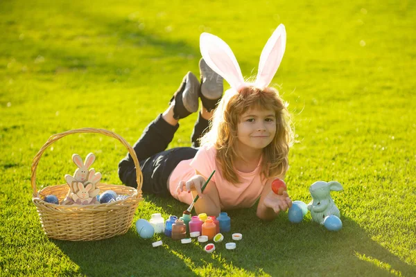 Vrolijk paashaas kindje. Lente kinderen schilderen eieren. — Stockfoto