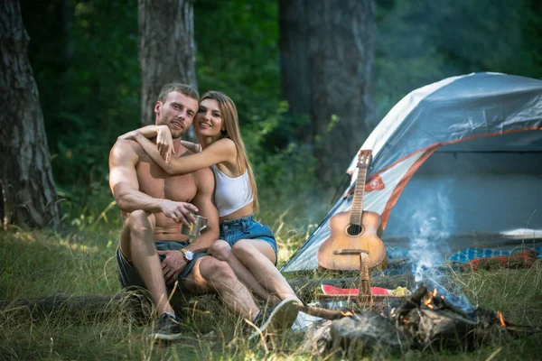 Casal romântico no acampamento. Aventura ao ar livre com amigos na natureza. Sexy coupl viagens de férias na natureza. — Fotografia de Stock