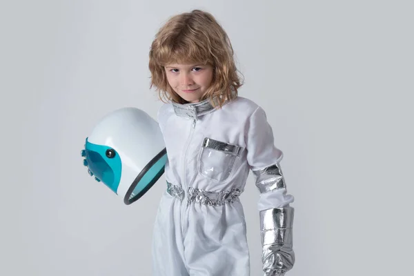Un gamin qui explore l'espace. Portrait d'enfants mignons en costumes spatiaux. Concept de journée Cosmonautique. Innovation et inspiration pour enfants. — Photo