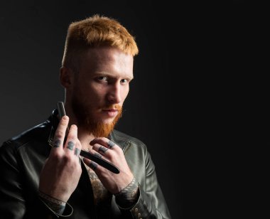 Jileti olan acımasız bir adam. Berber dükkanını ziyaret eden sakallı bir müşteri. Keskin berber, berber, takım elbise. Klasik berber dükkanı, tıraş. Sakallı adam..