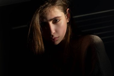 Güzel yüzlü, şehvetli bir kadın..