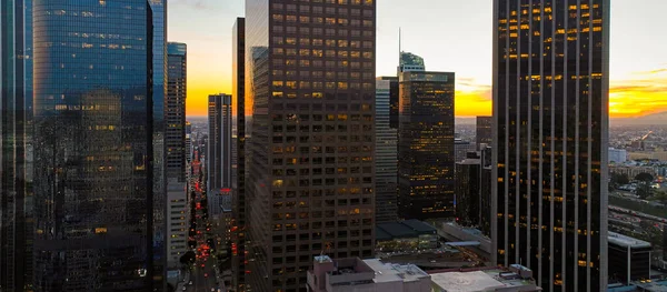 Vista aérea urbana do centro de Los Angeles. arranha-céus da cidade panorâmica, skyline centro da cidade ao pôr do sol. — Fotografia de Stock