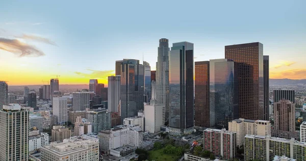 Skyline der Innenstadt von Los Angels, Wolkenkratzer mit Panoramablick, Bürogebäude im Geschäftszentrum. — Stockfoto