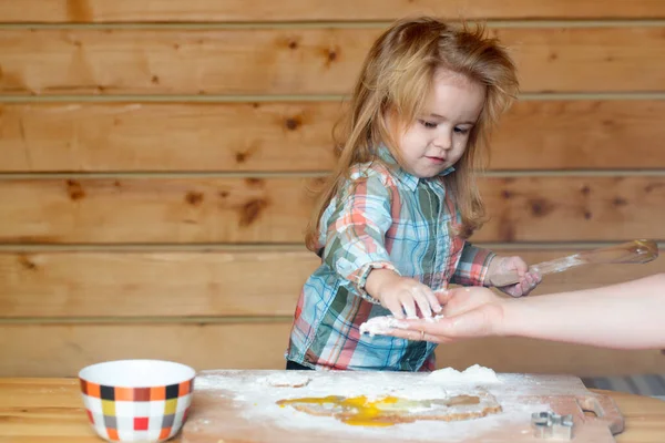 Cucinare per bambini. Bambino in cucina che cucina e gioca con la farina. — Foto Stock