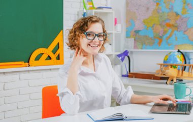 Sınıfta öğretmen. Öğrenmeme yardım et. Eğitim ve öğrenme kavramı.