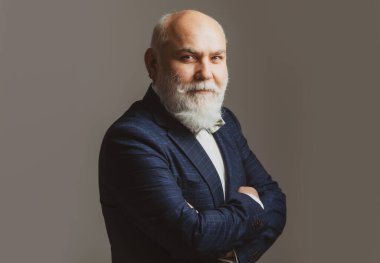 Stüdyoda gülümseyen beyaz adam portresi. İhtiyar. Mutlu son sınıf erkek modeli.