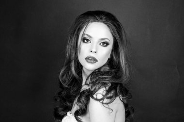 Kırmızı dudaklı, dumanlı gözlü moda makyajı. Güzel yüz, kozmetik, makyaj..