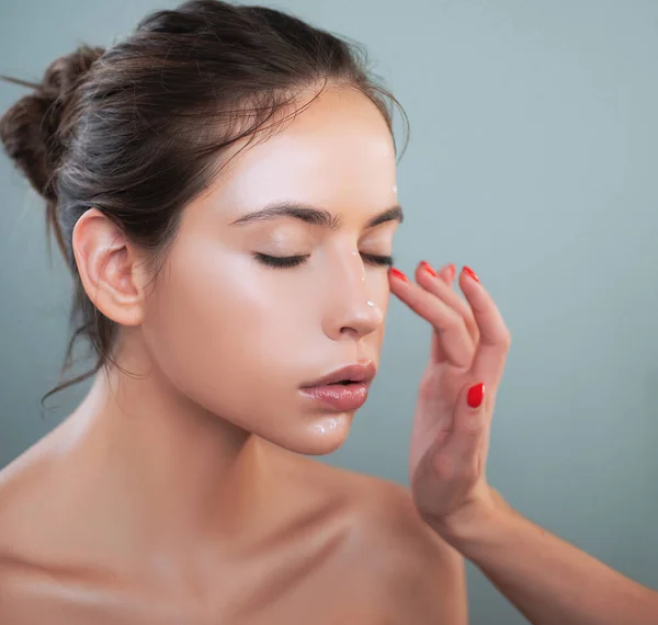 Customer service in beauty salon concept. Pretty young woman model is getting her natural nude makeup done. Professional makeup artist, visagist and stylist work. — Stock Photo, Image