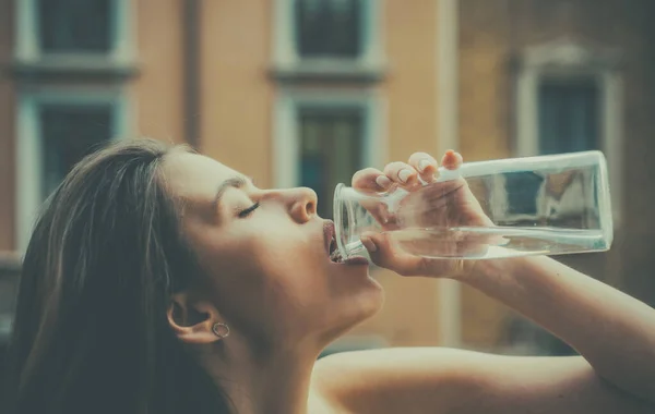 Ragazza che beve acqua all'aperto. Giovane donna sensuale. Rimani idratato. Ritratto cittadino. Moda e bellezza. — Foto Stock